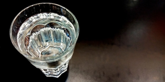 Wasser im Glas auf schwarzem Hintergrund