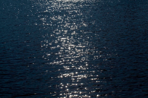 Wasser im See bei ruhigem, windigem Wetter