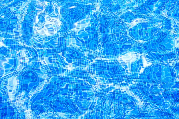 Wasser im Swimmingpoolblauhintergrund