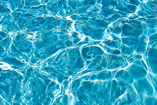 Wasser im Swimmingpoolhintergrund mit hochauflösender Wellenzusammenfassung oder gewellter Wasserbeschaffenheit