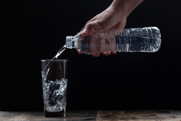 Wasser in das Glas füllen