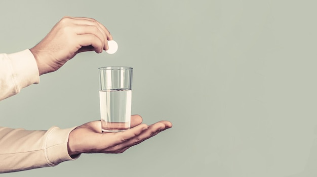 Wasser in den Händen des Menschen Gesundheitskonzept Nahaufnahme des Mannes, der eine Pille hält Glas Wassertablette Glas mit Brausetablette in Wasser mit Blasen