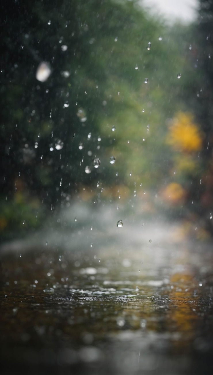 Foto wasser in regnerischen tagen auf der straße, dramatische szene aus nächster nähe, feuchtes städtisches foto
