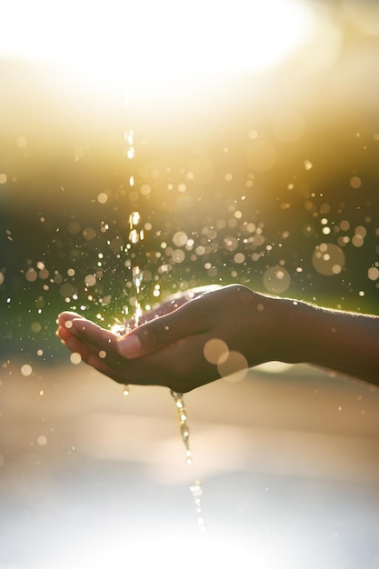 Wasser ist Leben Nahaufnahme von Händen, die unter einem Wasserstrahl ausgestreckt werden