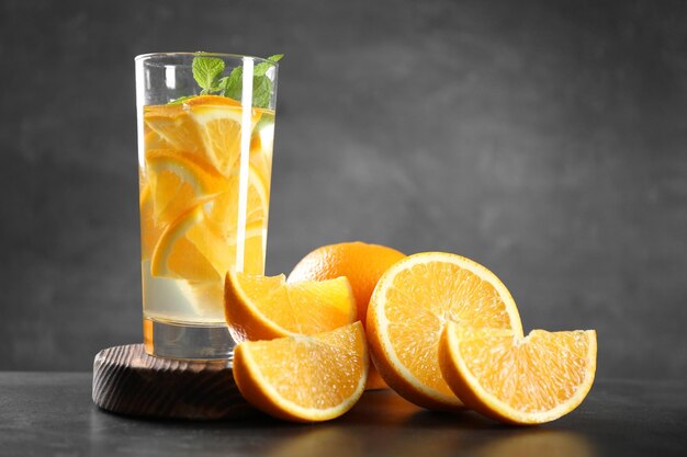 Foto wasser mit frischer orange auf grauem hintergrund