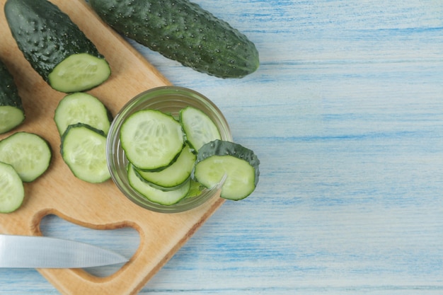 Wasser mit Gurke. Erfrischendes Diätwasser mit Gurke und Minze im Becherglas. Detox-Getränkekonzept. Ansicht von oben