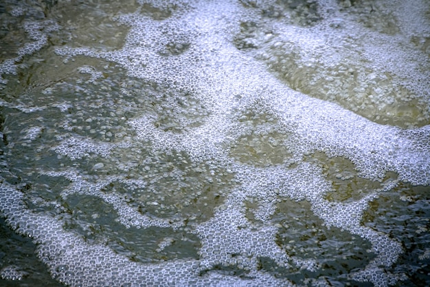 Wasser plätschert mit vielen Blasen im Pool