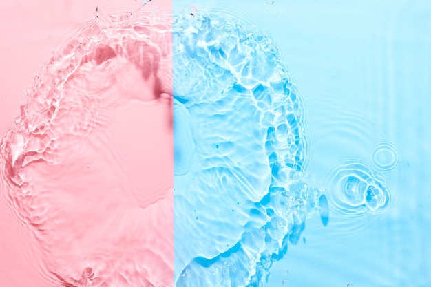 Wasser rosa blaue Oberfläche abstrakter Hintergrund Wellen und Wellen Textur der kosmetischen Aqua-Feuchtigkeitscreme mit Blasen