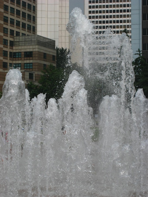 Foto wasser spritzt auf brunnen gegen gebäude in der stadt