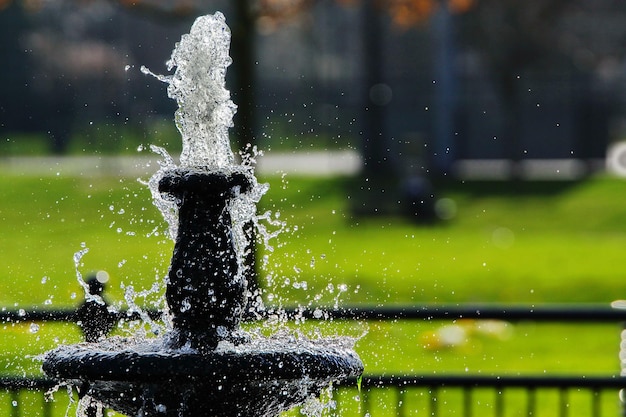 Foto wasser spritzt auf den brunnen