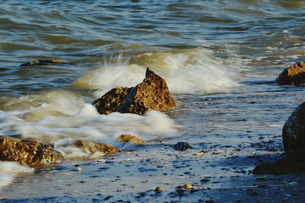 Foto wasser spritzt auf felsen