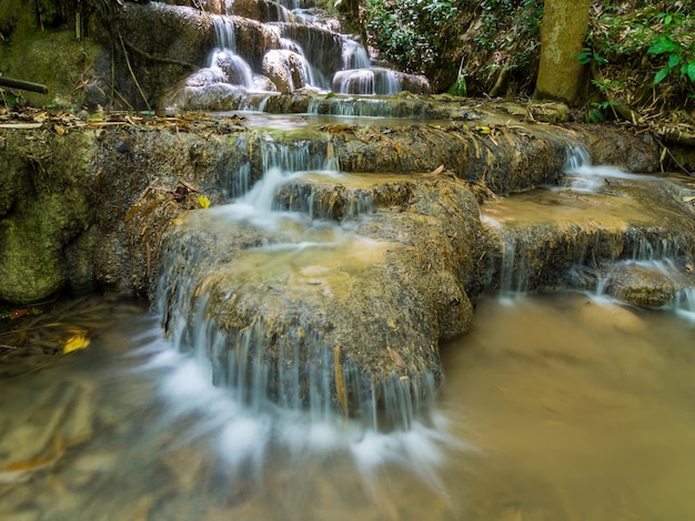 Wasser spritzt auf Felsen