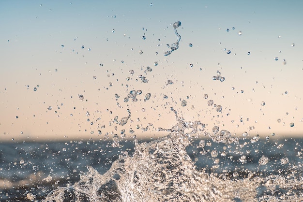 Foto wasser spritzt im meer gegen den himmel