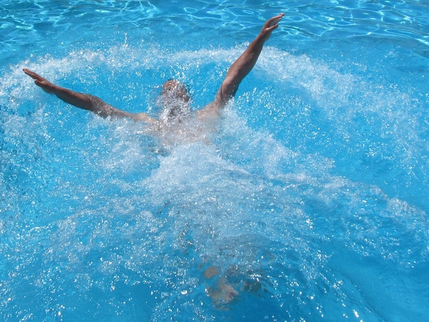 Wasser spritzt im Meer