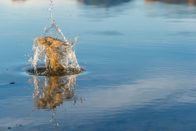 Foto wasser spritzt in einem see