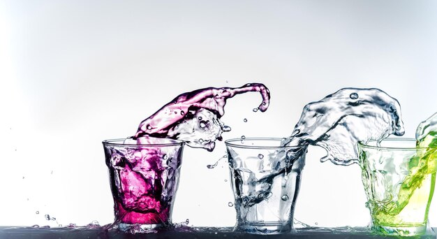 Foto wasser spritzt vor weißem hintergrund