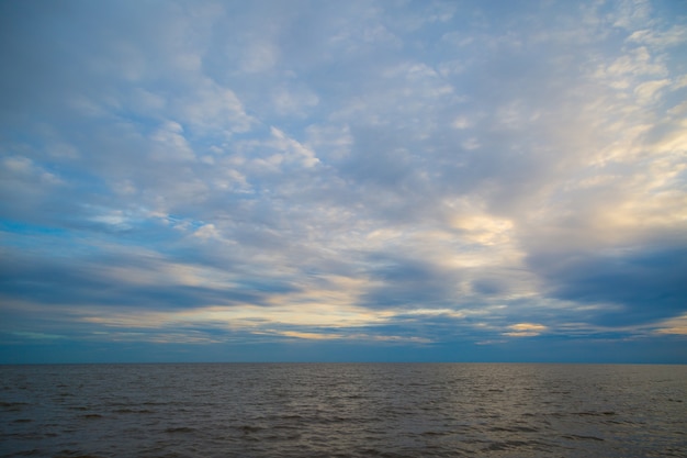 Wasser und blauer Himmel vor Sonnenuntergang Hintergrund