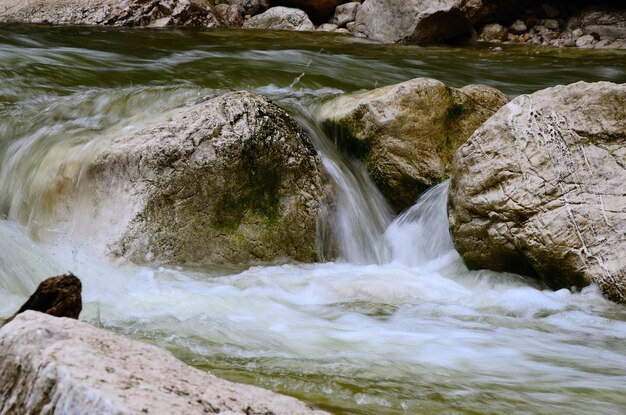 Wasser und Felsen im Bach