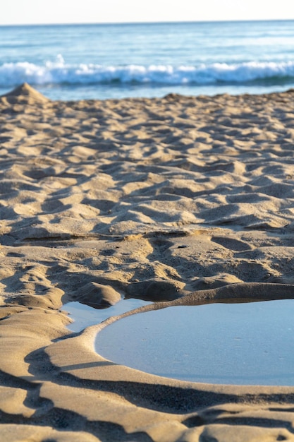 Foto wasser verschwindet im sand am strand globale erwärmung wasserknappheit konzept