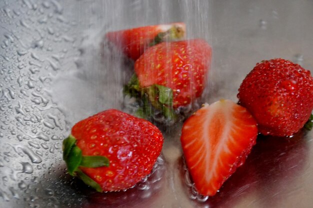 Foto wasser wird auf erdbeeren gegossen