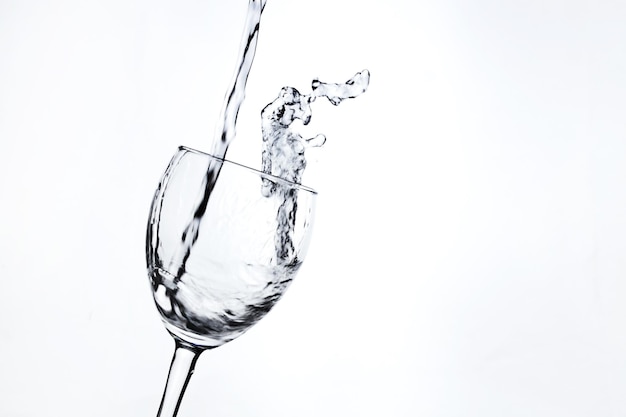 Wasser wird in ein Weinglas gegossen - Nahaufnahme
