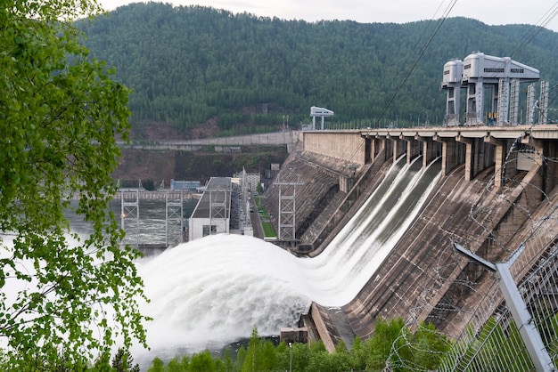 Foto wasserabflusswelle schnelles wasser fließt am krasnojarsker staudamm-wasserkraftwerk in russland überschwemmungen und brandungswellen