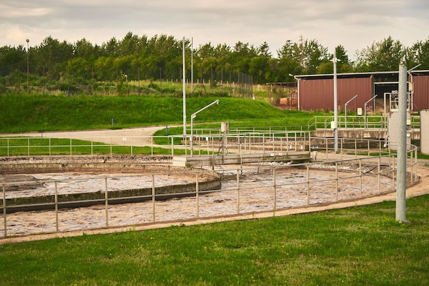 Wasseraufbereitungs- und Bioenergieanlage Moderne Wasserreinigungsanlage in einer städtischen Kläranlage Reinigungsprozess zur Entfernung unerwünschter Chemikalien, Schwebstoffe und Gase