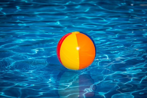 Wasserball im Schwimmbad Sommerferienkonzept