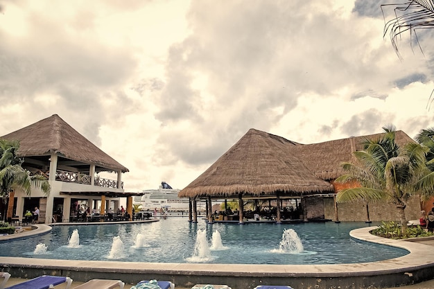 Wasserbecken in der Café-Bar im Freien