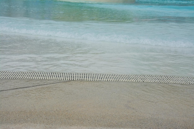 Wasserbecken mit Ablaufrinne und Sandstrand