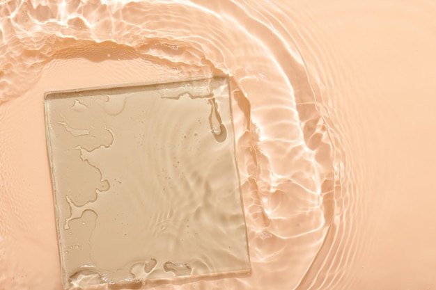 Wasserbeige Oberfläche abstrakter Hintergrund Wellen und Wellen Textur einer kosmetischen Aqua-Feuchtigkeitscreme mit Blasen und durchsichtigem Eisglas im Inneren