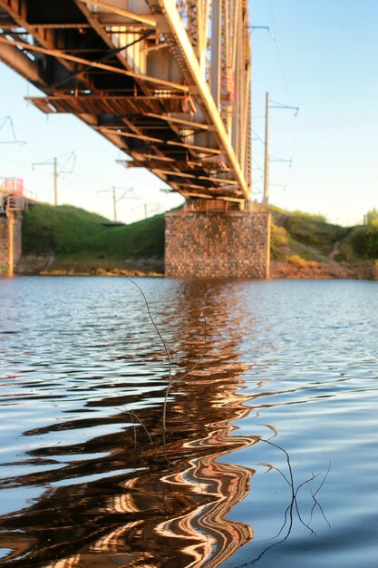 Wasserbeschaffenheit im Fluss bei Sonnenuntergang am Sommerabend