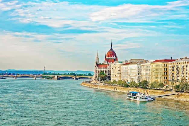 Wasserboot in der Donau und im ungarischen Parlamentsgebäude, Ungarn