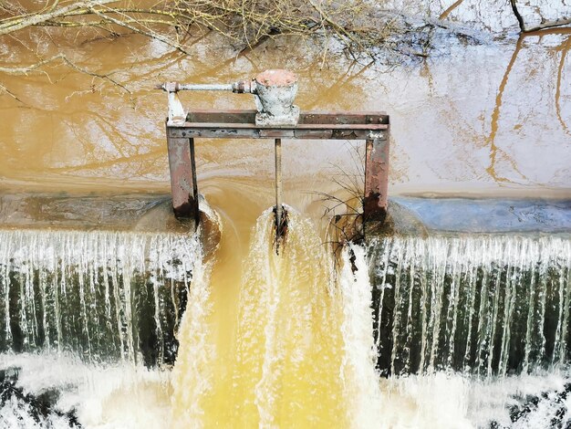 Foto wasserbrunnen an der wand