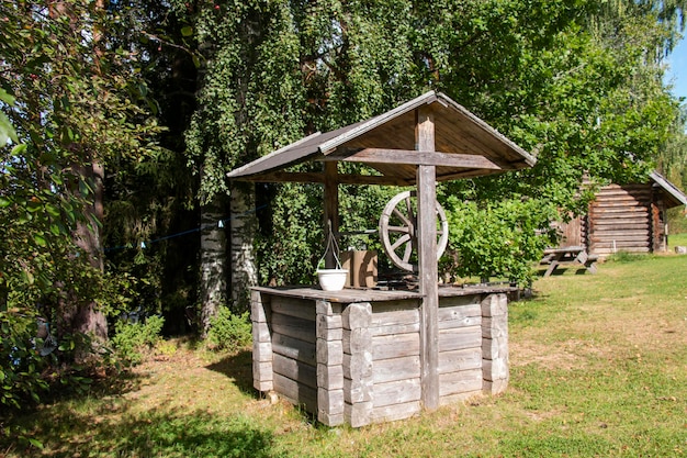 Wasserbrunnen im Dorfhof