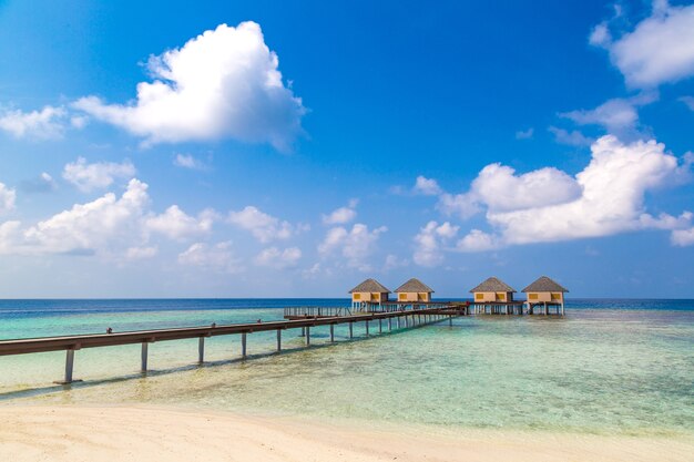 Wasserbungalows auf der tropischen Insel der Malediven