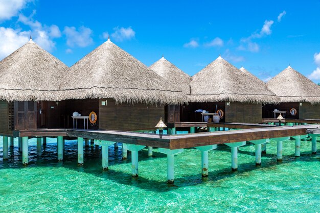 Wasserbungalows auf der tropischen insel der malediven