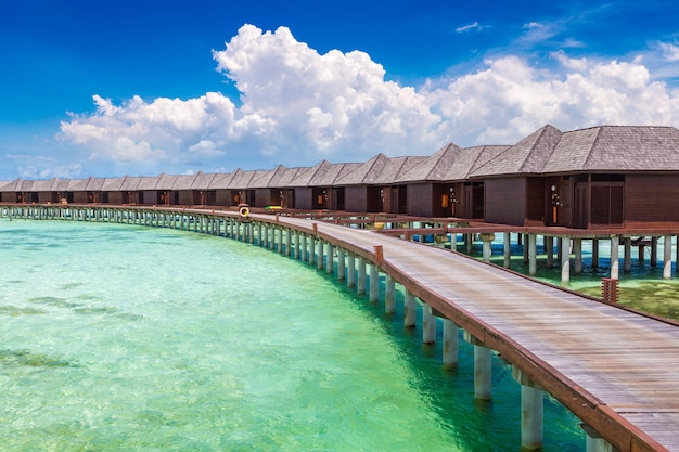 Wasserbungalows auf der tropischen Insel der Malediven