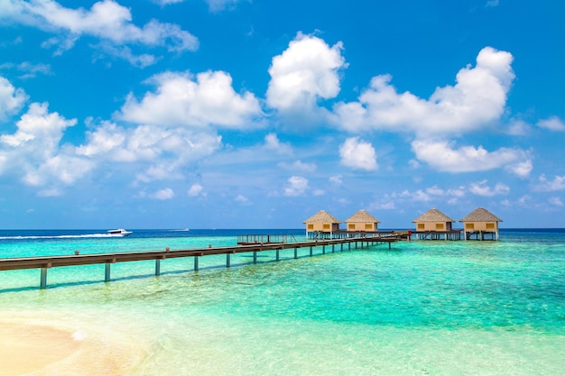 Wasserbungalows auf der tropischen Insel der Malediven