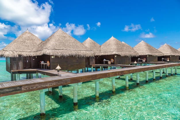 Wasserbungalows auf tropischer Insel in den Malediven