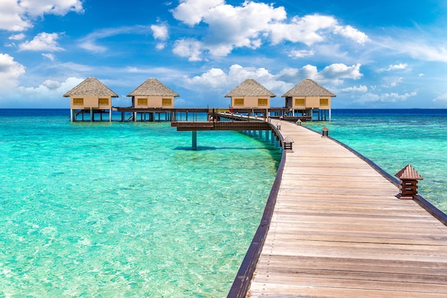 Wasserbungalows auf tropischer Insel in den Malediven