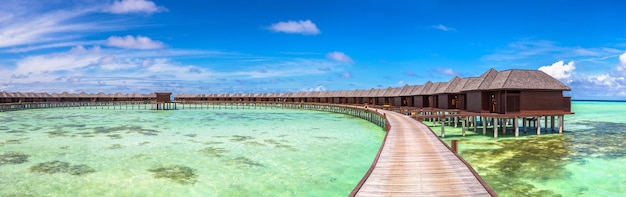 Wasserbungalows auf tropischer Insel in den Malediven