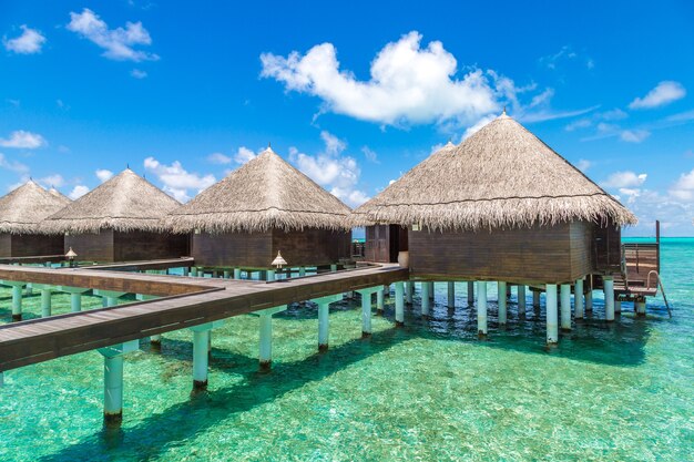 Wasserbungalows auf tropischer Insel in den Malediven