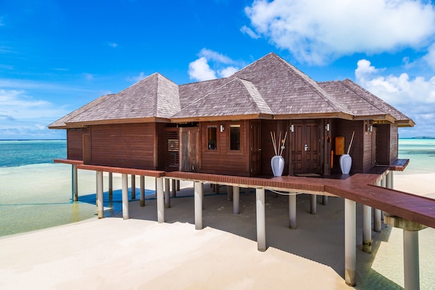 Wasserbungalows auf tropischer Insel in den Malediven