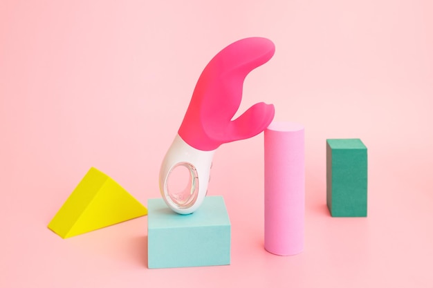 Wasserdichtes Sexspielzeug für Erwachsene aus körpersicherem Silikon auf rosa Hintergrund