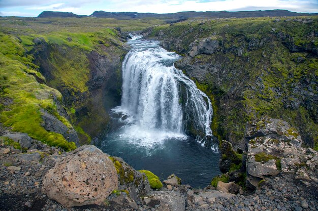 Wasserfälle im Fluss Skoda Island Natur und Orte für wunderbare Reisen