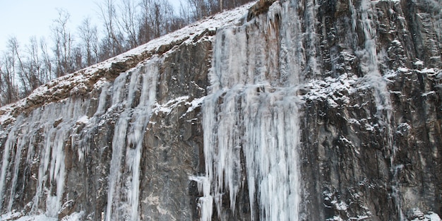 Wasserfälle verwandeln sich im Winter in Eis