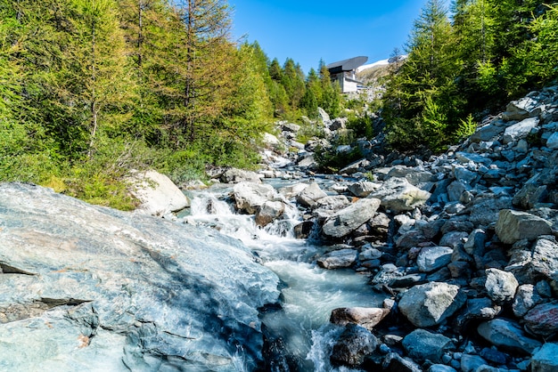 Wasserfall am Berg in Zermatt, Schweiz.