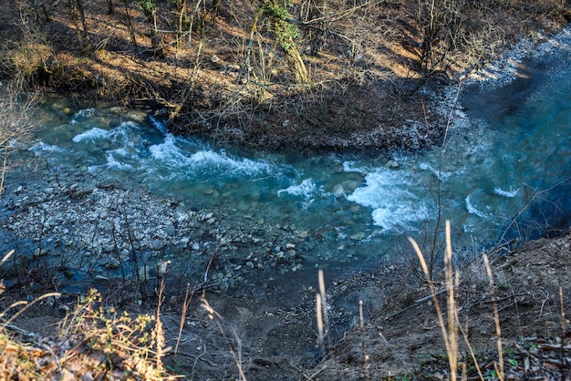 Wasserfall am Fluss Zhane an sonnigen Wintertag Krasnodar Krai Gelendschik Russland