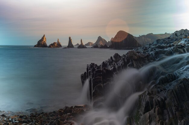 Wasserfall am Strand der asturischen Küste von Gueirua